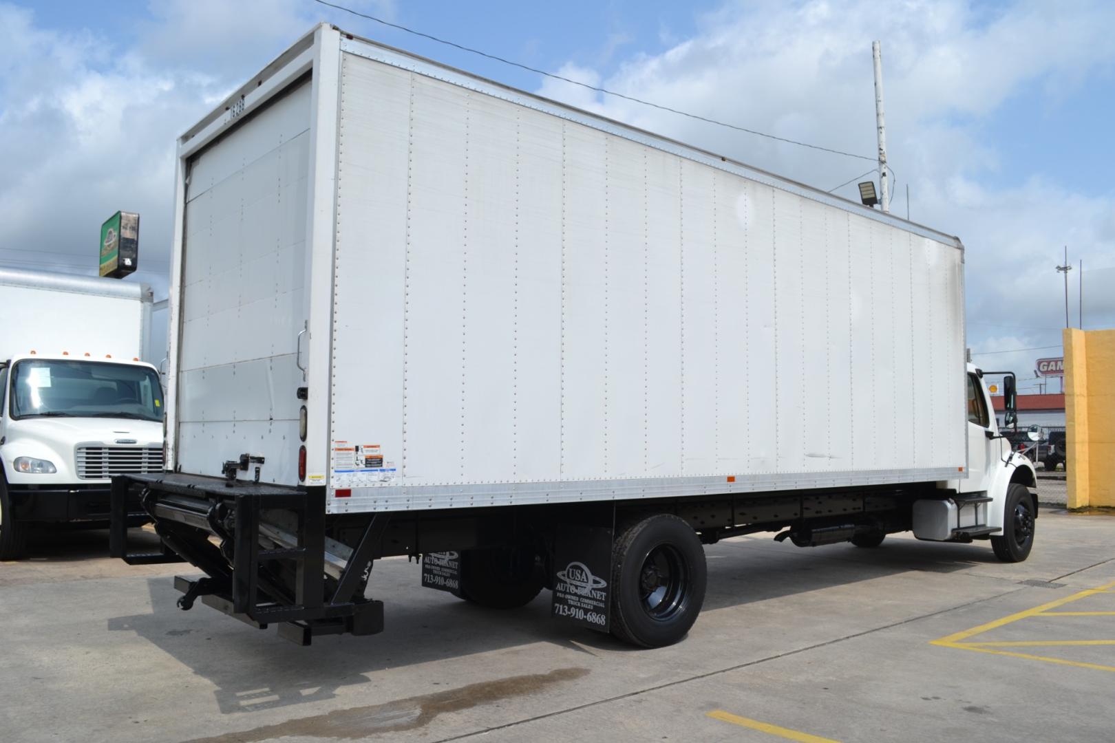 2017 WHITE /BLACK FREIGHTLINER M2-106 with an CUMMINS ISB 6.7L 240HP engine, ALLISON 2100HS AUTOMATIC transmission, located at 9172 North Fwy, Houston, TX, 77037, (713) 910-6868, 29.887470, -95.411903 - 26,000LB GVWR NON CDL, 26FT BOX, 13FT CLEARANCE , 103" X 102", MAXON 3,500LB CAPACITY ALUMINUM LIFT GATE, DUAL 50 GALLON FUEL TANKS,SPRING RIDE - Photo#4